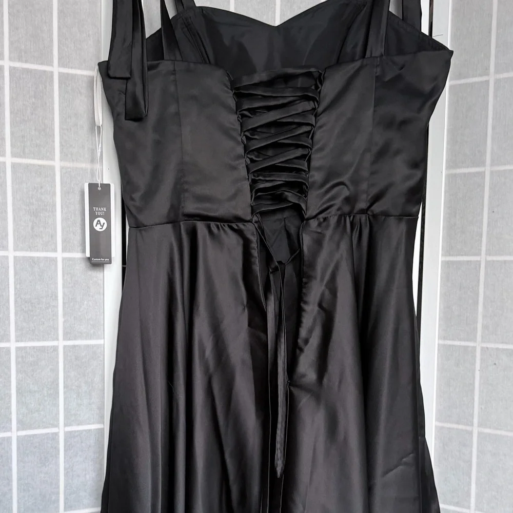 Elegant Black Satin Dress - Picture 3 of 12